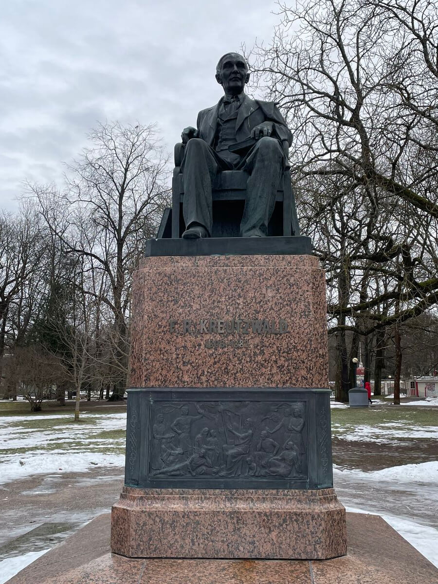 Friedrich Reinhold Kreutzwald skulptur im kadriorg park tallinn
